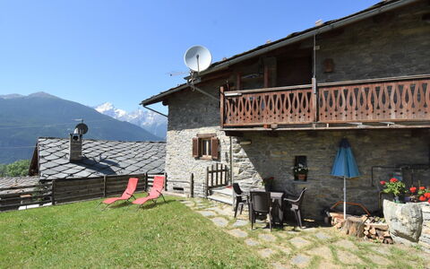 Sarre 500: Himmel, Eigentum, Gebäude, Pflanze, Grundstueck, Hütte, Fenster, Berg, Freizeit, Landschaft