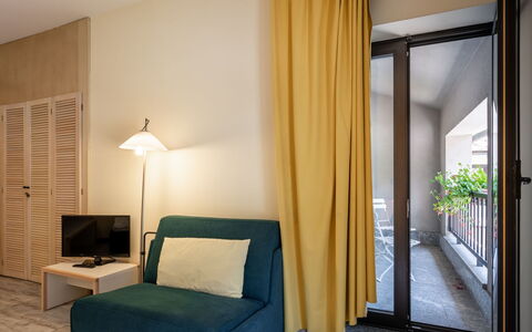 Courmayeur 100: Gebäude, Möbel, Komfort, Holz, Pflanze, Schatten, Beleuchtung, Haus, Bettrahmen, Interior Design