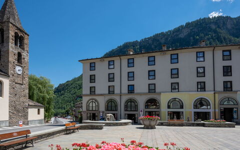 Courmayeur 100: Tabelle, Eigentum, Cabinetry, Gebäude, Dishware, Holz, Countertop, Interior Design, Geschirr, Küchengerät