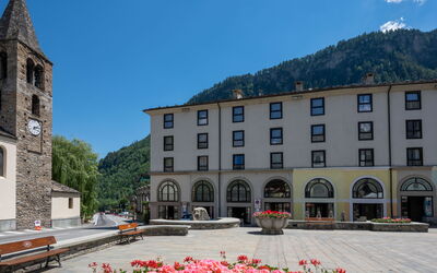 Courmayeur 100: Tabelle, Eigentum, Cabinetry, Gebäude, Dishware, Holz, Countertop, Interior Design, Geschirr, Küchengerät