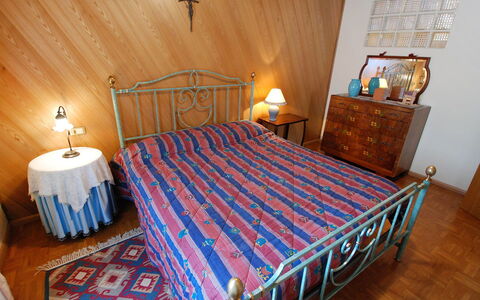Garibaldi: Schlafzimmer, Bett, Zimmer, Möbel, Bettdecke, Bettrahmen, Eigentum, Bedding, Fussboden, Interior Design