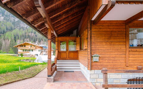 Canazei 10: Eigentum, Pflanze, Gebäude, Holz, Veranda, Fenster, Baum, Strahl, Hütte, Grundeigentum