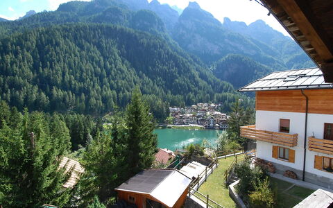 Alleghe 100: Wasser, Himmel, Gebäude, Berg, Fenster, Natur, Baum, Natürliche Landschaft, Pflanze, Hochland