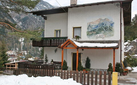 Alleghe 100: Wolke, Gebäude, Himmel, Fenster, Schnee, Pflanze, Baum, Haus, Hütte, Nachbarschaft