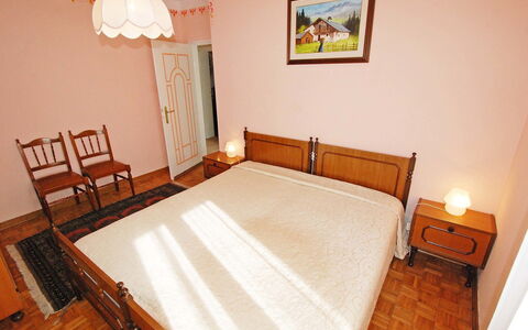 Alleghe 100: Zimmer, Bett, Möbel, Schlafzimmer, Eigentum, Bettrahmen, Fussboden, Bettdecke, Matratze, Interior Design