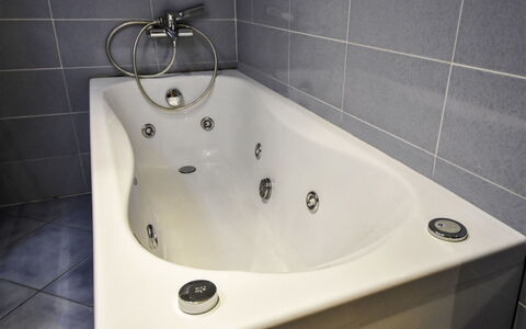 Alleghe 100: Zapfhahn, Badezimmer, Sinken, Bad Sink, Eigentum, Armatur, Wand, Fliese, Badewanne, Zimmer