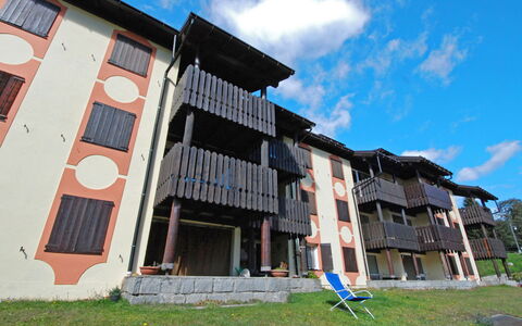 Madonna di Campiglio 1: Gebäude, Fassade, Grundeigentum, Grundstueck, Haus, Gartenmöbel, Zuhause, Rasen, Tür, Garten
