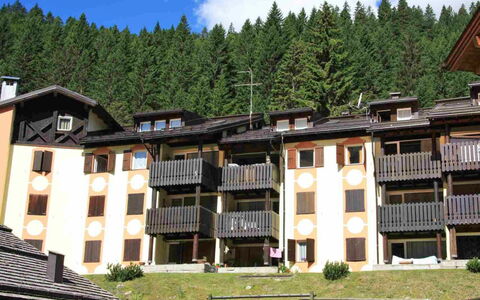 Madonna di Campiglio 1: Pflanze, Gebäude, Fenster, Wolke, Himmel, Baum, Haus, Grundstueck, Urban Design, Biome