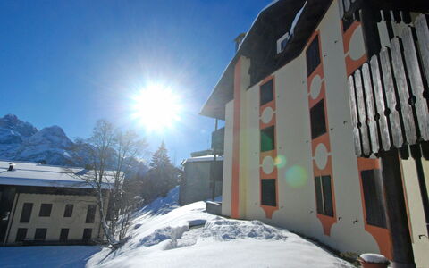 Madonna di Campiglio 1: Winter, Einfrieren, Gebäude, Steigung, Haus, Schnee, Sonnenlicht, Zuhause, Dach, Gebirge