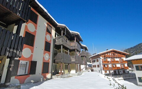 Madonna di Campiglio 1: Himmel, Gebäude, Fenster, Urban Design, Haus, Wohngebiet, Schnee, Steigung, Freizeit