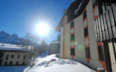Madonna di Campiglio 1: Winter, Einfrieren, Gebäude, Steigung, Haus, Schnee, Sonnenlicht, Zuhause, Dach, Gebirge