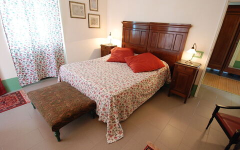 Busani: Schlafzimmer, Möbel, Bett, Zimmer, Bettdecke, Bettrahmen, Bedding, Eigentum, Fussboden, Interior Design