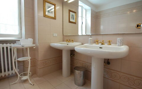 Busani: Badezimmer, Eigentum, Zimmer, Interior Design, Zapfhahn, Bad Sink, Armatur, Wand, Sinken, Fussboden