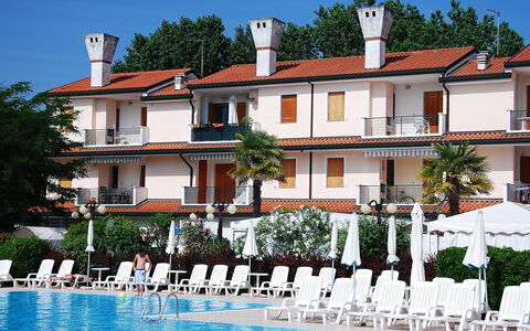 Rosolina Mare 300: Wasser, Gebäude, Himmel, Eigentum, Fenster, Baum, Haus, Pflanze, Urban Design, Schwimmbad