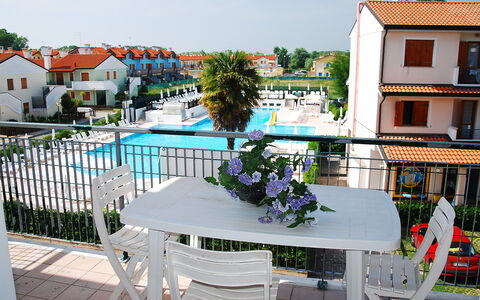 Rosolina Mare 300: Himmel, Fenster, Pflanze, Tabelle, Azurblau, Gebäude, Gartenmöbel, Urban Design, Schatten, Wohngebiet