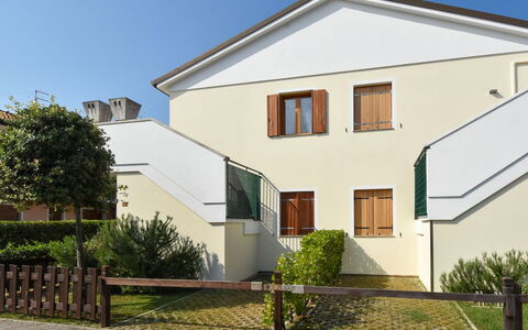 Rosolina Mare 300: Pflanze, Gebäude, Eigentum, Fenster, Himmel, Haus, Grundstueck, Baum, Wohngebiet
