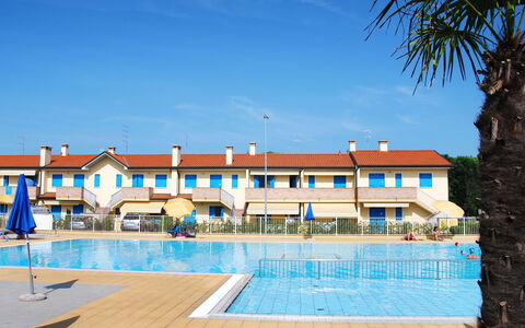 Rosolina Mare 350: Wasser, Himmel, Gebäude, Eigentum, Fenster, Schwimmbad, Wolke, Pflanze, Blau, Baum