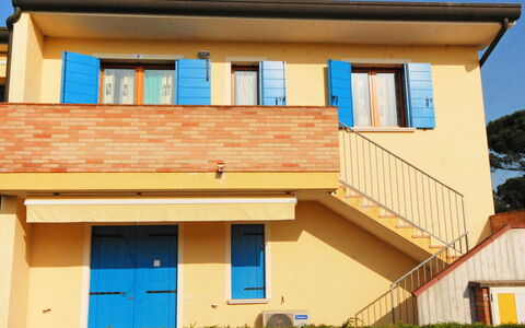 Rosolina Mare 350: Fenster, Gebäude, Pflanze, Holz, Himmel, Abstellgleis, Hütte, Tür, Fassade