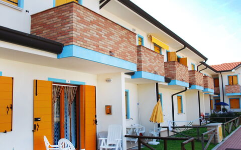 Rosolina Mare 350: Eigentum, Gebäude, Himmel, Pflanze, Azurblau, Fenster, Orange, Tür, Die Architektur, Schatten