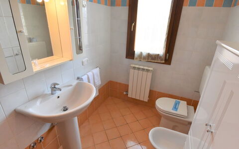 Rosolina Mare 350: Spiegel, Zapfhahn, Armatur, Bad Sink, Sinken, Eigentum, Lila, Badezimmer, Interior Design, Gebäude