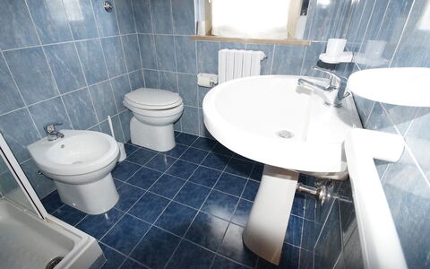 San Benedetto del Tronto 140: Badezimmer, Eigentum, Fliese, Toilette, Zimmer, Fussboden, Die Architektur, Toilleten Sitz, Armatur, Lila