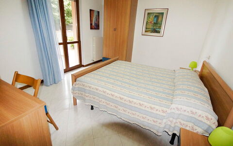 Troiani: Schlafzimmer, Bett, Möbel, Zimmer, Eigentum, Bettrahmen, Fussboden, Bettdecke, Matratze, Hartholz