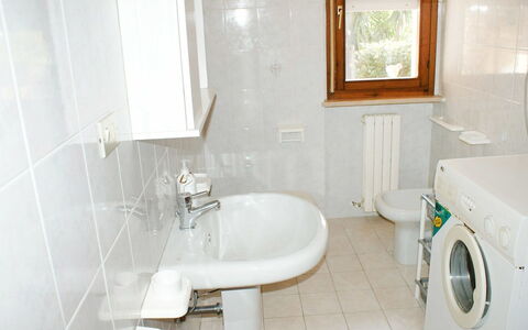Troiani: Badezimmer, Eigentum, Zimmer, Fliese, Fussboden, Armatur, Interior Design, Haus, Gebäude, Toilette