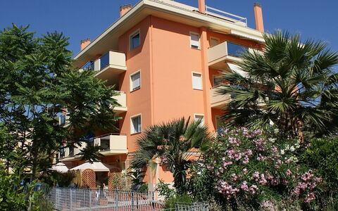 Azzurra: Pflanze, Himmel, Gebäude, Fenster, Baum, Haus, Arecales, Grundeigentum, Fassade, Eigentumswohnung