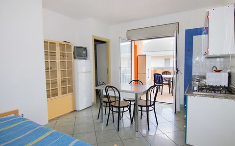 Azzurra: Zimmer, Eigentum, Gebäude, Möbel, Haus, Gelb, Fussboden, Interior Design, Grundeigentum, Wohnung