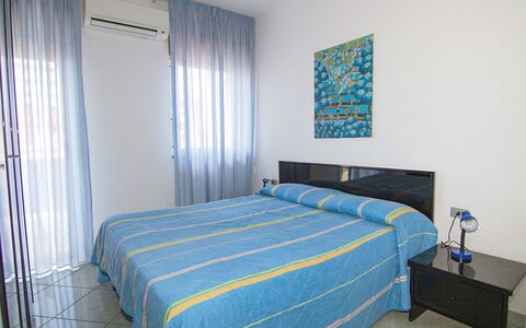 Azzurra: Schlafzimmer, Zimmer, Bett, Bettdecke, Eigentum, Möbel, Blau, Wand, Interior Design, Matratze