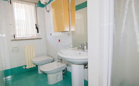 Azzurra: Badezimmer, Eigentum, Zimmer, Armatur, Lila, Wand, Sinken, Toilette, Bad Sink, Interior Design