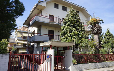 Magnolia: Himmel, Gebäude, Pflanze, Fenster, Baum, Urban Design, Haus, Wohngebiet, Nachbarschaft, Grundeigentum