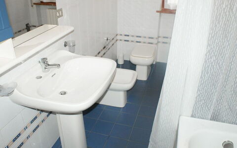 Magnolia: Badezimmer, Toilette, Eigentum, Bad Sink, Toilleten Sitz, Zimmer, Armatur, Zapfhahn, Sinken, Fliese