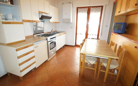 Magnolia: Zimmer, Eigentum, Möbel, Gebäude, Fussboden, Küche, Interior Design, Gelb, Haus, Countertop