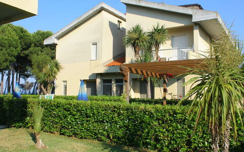 Cerrano: Pflanze, Himmel, Gebäude, Fenster, Haus, Baum, Vegetation, Hütte, Arecales, Grundstueck
