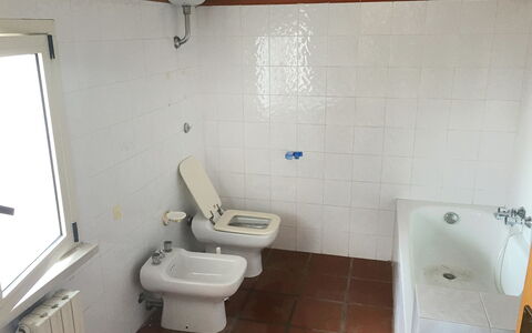 Breda: Badezimmer, Toilleten Sitz, Eigentum, Toilette, Zimmer, Armatur, Fussboden, Fliese, Wand, Bidet