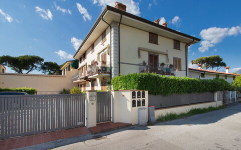 Maddalena: Wolke, Himmel, Pflanze, Gebäude, Eigentum, Fenster, Haus, Grundstueck, Die Architektur, Baum