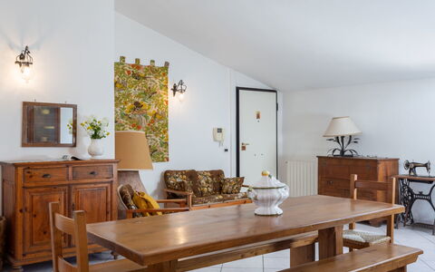Maddalena: Tabelle, Möbel, Holz, Bilderrahmen, Beleuchtung, Couch, Interior Design, Wohnzimmer, Zimmerpflanze, Fussboden