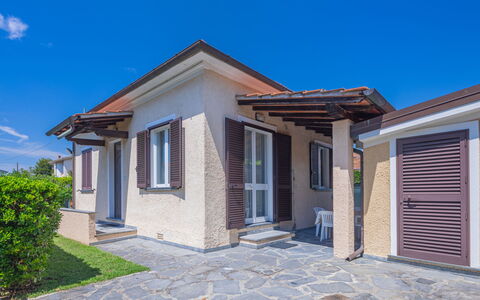 Francesca: Pflanze, Himmel, Gebäude, Fenster, Wolke, Blau, Haus, Holz, Strassenbelag
