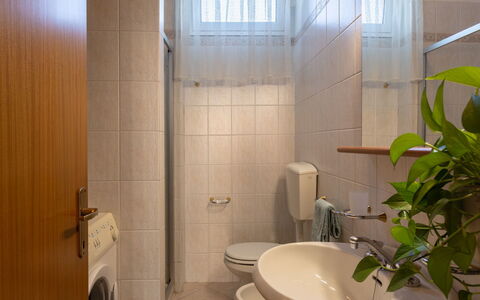 Francesca: Badezimmer, Zimmer, Eigentum, Fliese, Interior Design, Armatur, Beleuchtung, Die Architektur, Decke, Gebäude
