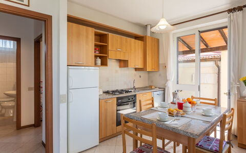 Francesca: Eigentum, Möbel, Zimmer, Gebäude, Küche, Interior Design, Countertop, Cabinetry, Gelb, Haus