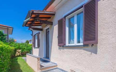 Francesca: Himmel, Pflanze, Gebäude, Daytime, Eigentum, Fenster, Azurblau, Holz, Haus