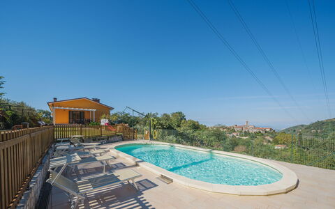La Casa al Monte: Himmel, Wasser, Schwimmbad, Azurblau, Baum, Pflanze, Urban Design, Gewässer, Schatten, Haus