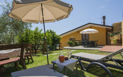 Le Bozzelle: Eigentum, Regenschirm, Grundeigentum, Schatten, Terrasse, Zuhause, Haus, Möbel, Gebäude, Estate