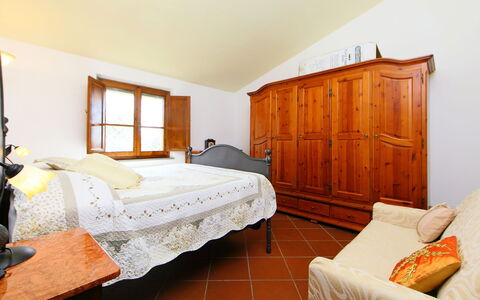 Le Bozzelle: Schlafzimmer, Bett, Zimmer, Möbel, Eigentum, Bettdecke, Bettrahmen, Bedding, Interior Design, Fussboden