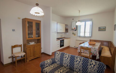 Bucine 690: Zimmer, Eigentum, Möbel, Fussboden, Interior Design, Holzboden, Gebäude, Hartholz, Wohnzimmer, Decke