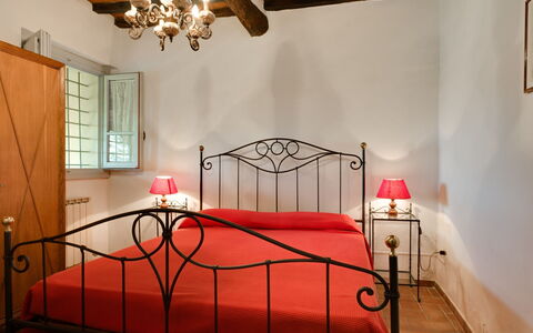 Bucine 690: Zimmer, Möbel, Bett, Bettrahmen, Schlafzimmer, Eigentum, Eisen, Interior Design, Decke, Beleuchtung