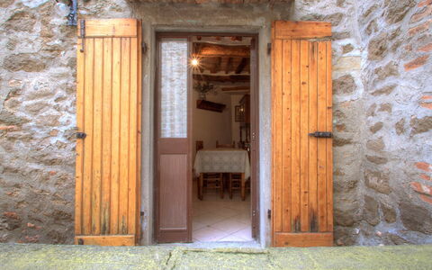 Via Vannocci: Tür, Wand, Holz, Gebäude, Fenster, Haus, Fassade