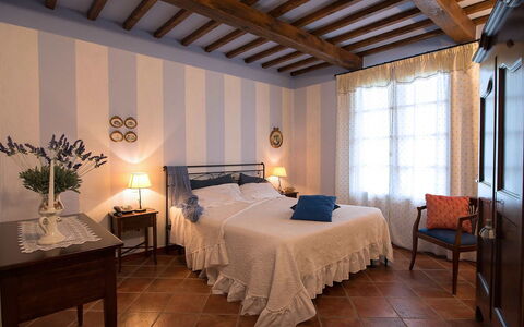 San Gimignano 150: Schlafzimmer, Zimmer, Möbel, Eigentum, Bett, Interior Design, Bettdecke, Gebäude, Decke, Bedding