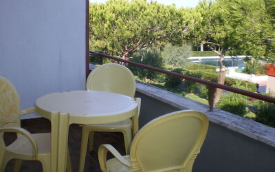 Marina Di Bibbona 240: Eigentum, Stuhl, Tabelle, Möbel, Zimmer, Grundeigentum, Haus, Gras, Baum, Tisch Im Freien